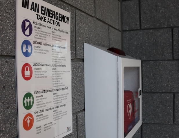 emergency plan on a wall next to defibulator